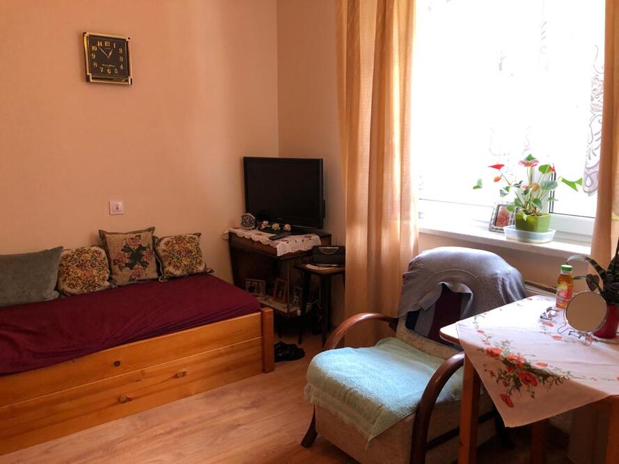 Jeden z pokoi mieszkalnych w Domu Opieki Biały Dworek w Psucinie