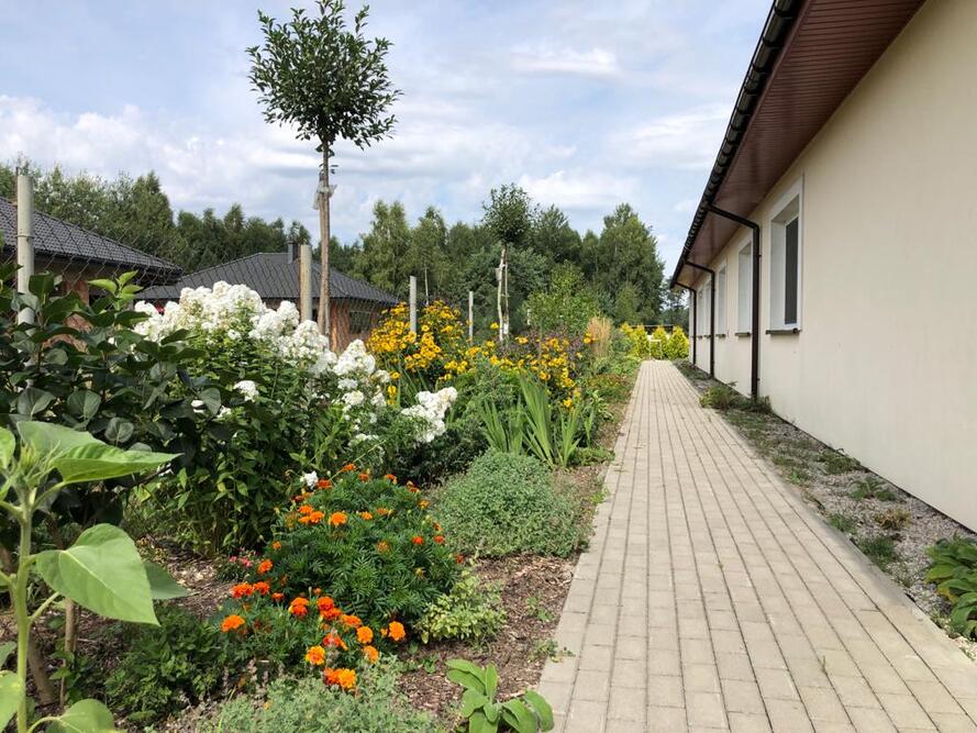 Przed Domem Opieki Biały Dworek w Psucinie znajduje się ogród będący do dyspozycji mieszkańców