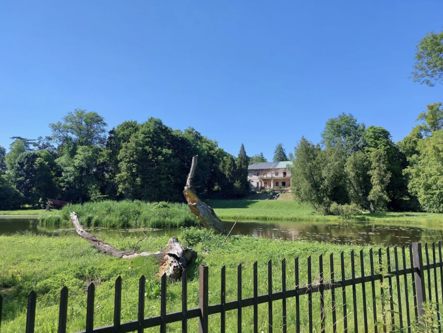 Dom Seniora Osmolice w Osmolicach Pierwszych i jego otoczenie