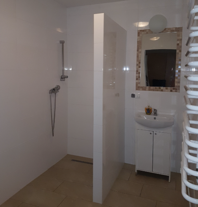 Dom Opieki Tutela w Lublinie to miejsce przyjazne osobom niepełnosprawnym - na zdjęciu łazienka z ułatwieniami dla osób o ograniczonej sprawności 