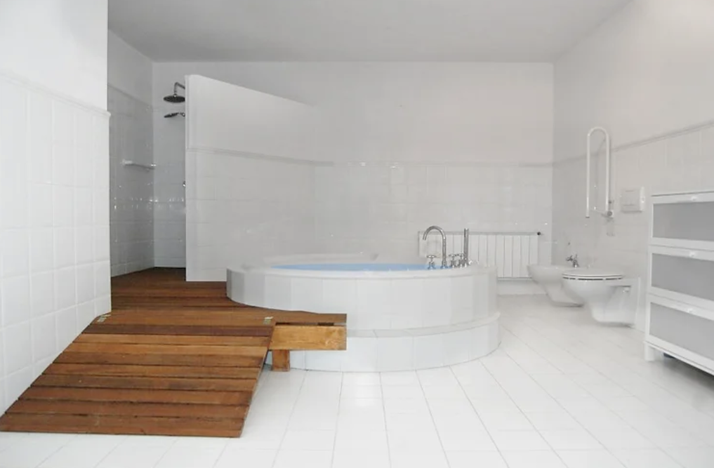 Dom Seniora „Dworek Zacisze" w Konstancinie-Jeziornie mieści się w komfortowym i przyjaznym dla seniorów budynku