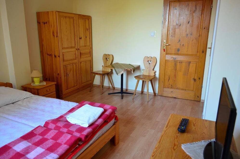 Pokoje mieszkalne w Domu Seniora „Dworek Pod Kasztanami" w Reczu są wyposażone w prywatne łazienki