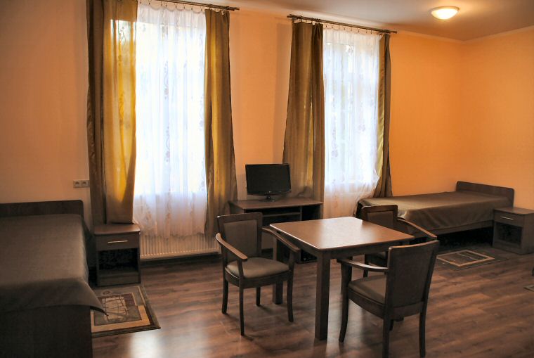 Pokoje w Domu Opieki Zielony Park w Starzechowicach są w pełni wyposażone i posiadają prywtane łazienki