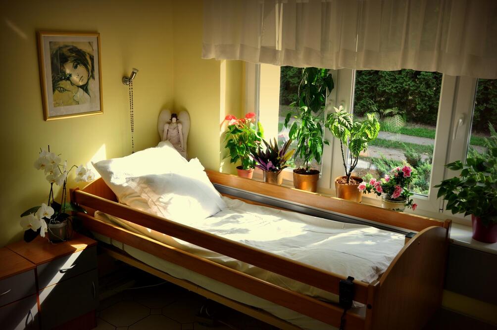 Mieszkańcy Domu Opieki POD ORZECHEM w Czapurach mają do dyspozycji komfortowe pokoje wyposażone w specjalistyczne łóżka