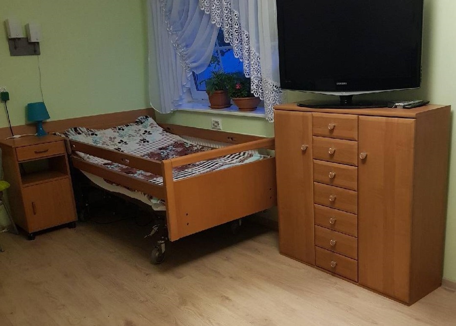 Pokoje w Domu Seniora Lilia w Dębogórzu są wyposażone w łóżka rehabilitacyjne i TV
