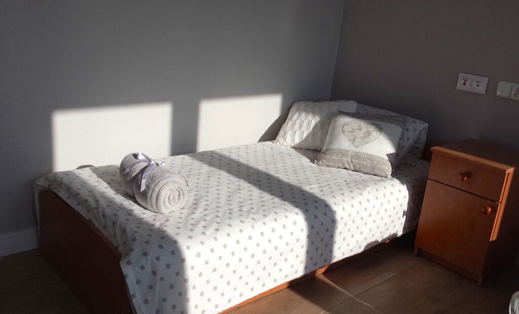 Pokoje w Prywatnym Domu Opieki ARTWAY w Liskach są jasne, przytulne i wyposażone  w niezbędne meble 