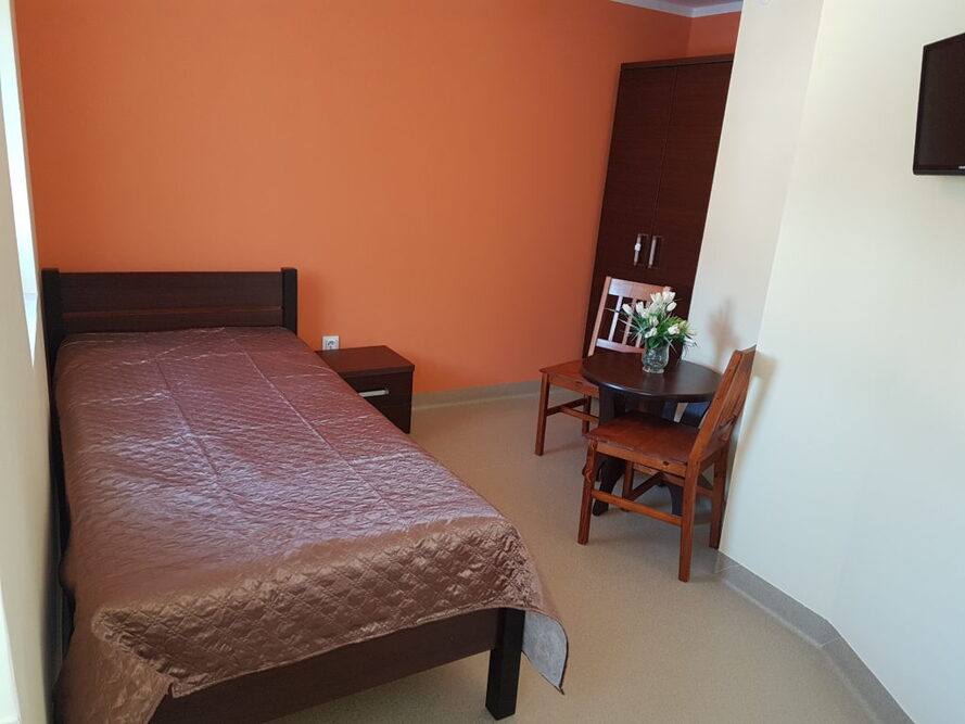 Dom Seniora JANTAR w Rybnicy Leśnej posiada w swojej ofercie pokoje 1-osobowe