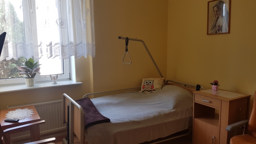 Mieszkańcy Domu Seniora im. św. Franciszka z Asyżu w Więcborku mają do dyspozycji jasne i przytulne pokoje 