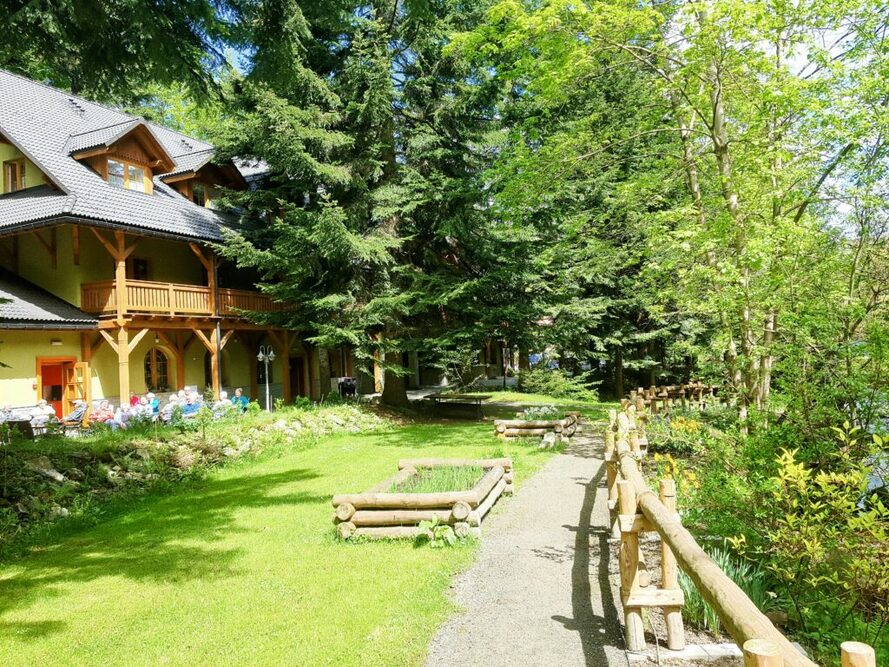 Okolica Górskiego Domu Seniora w Brennej jest malownicza i zielona