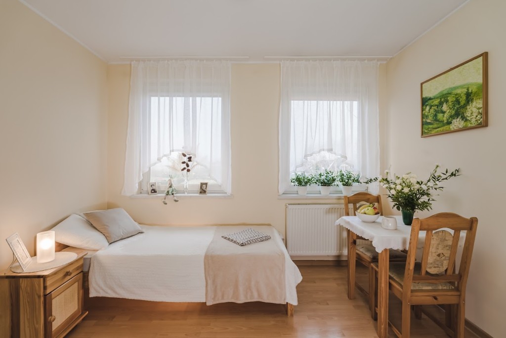 Dom Opieki Pod Dębem w Bielsku-Białej oferuje swoim podopiecznym komfortowe warunki zakwaterowania 