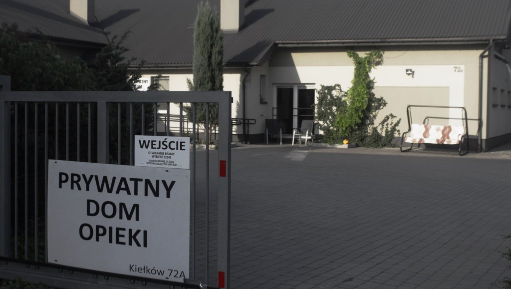 Prywatny Dom Opieki w Kiełkowie leży na ogrodzonej działce, która pozbawiona jest barier architektonicznych