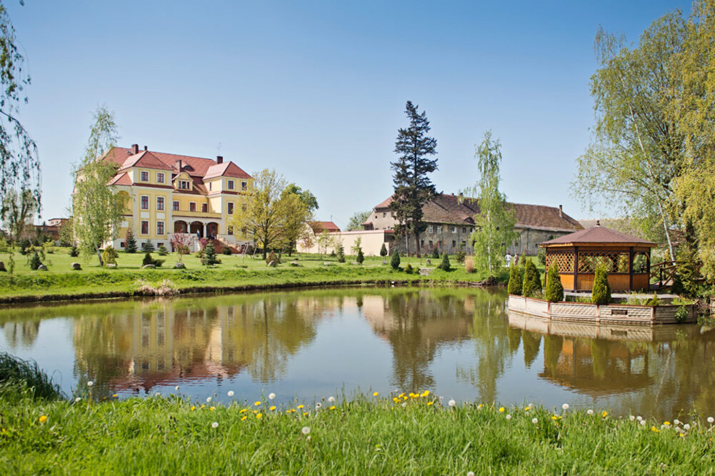 Teren przed Domem Seniora „Słoneczna Jesień Życia" w Zwanowicach jest do dyspoyzycji pensjonariuszy