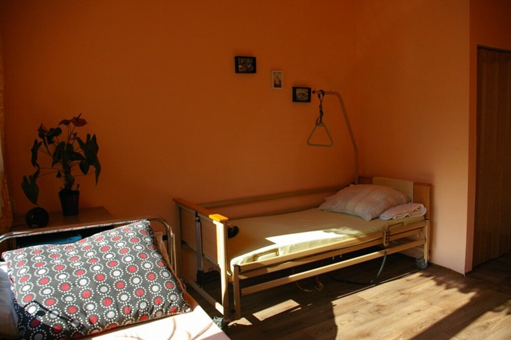 Pokoje w Domu Seniora Jesień Życia w Ustroniu są jasne i przytulne