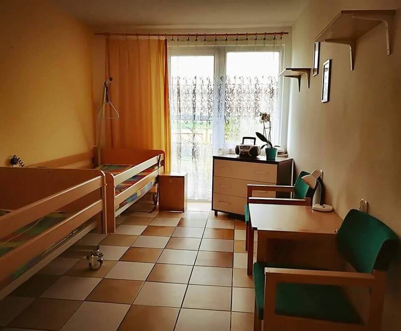 Pokoje mieszkalne w Domu Pomocy Społecznej „Przystań Seniora" w Borzygniewie posiadaja balkony