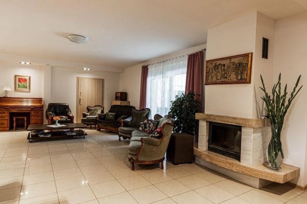 W Domu Opieki ANNA w Łężeczkach na seniorów czeka przytulny salon z kominkiem 