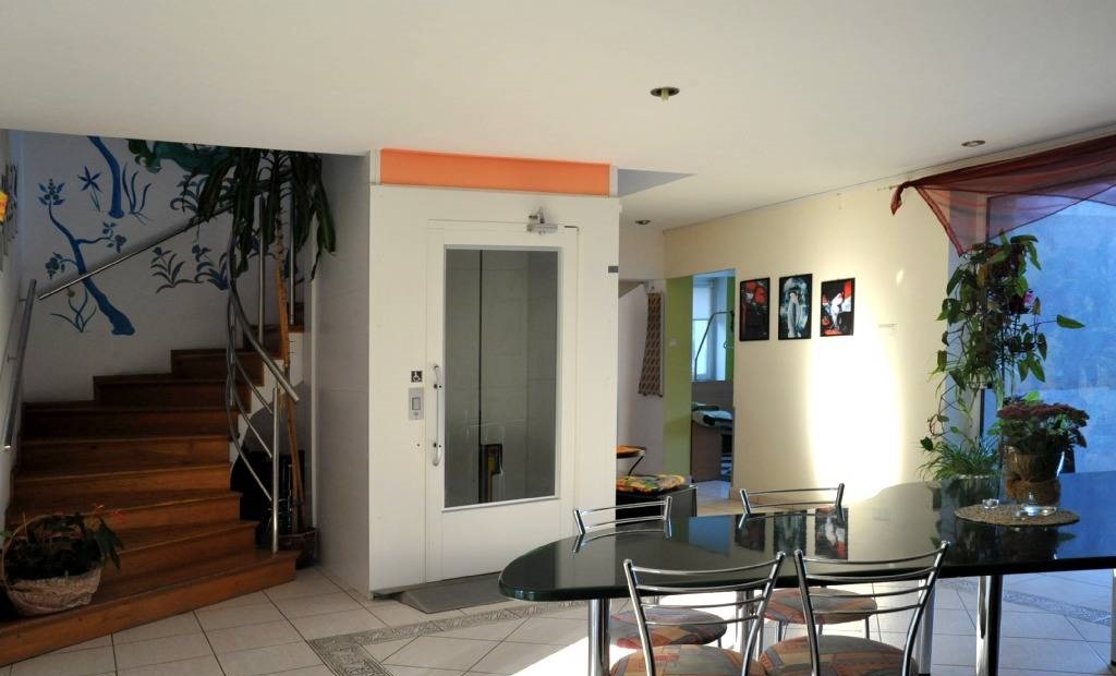 Dom Opieki Przystań w Chwaszczynie dysponuje windą osobową i innymi udogodnienia dla osób niepełnosprawnych