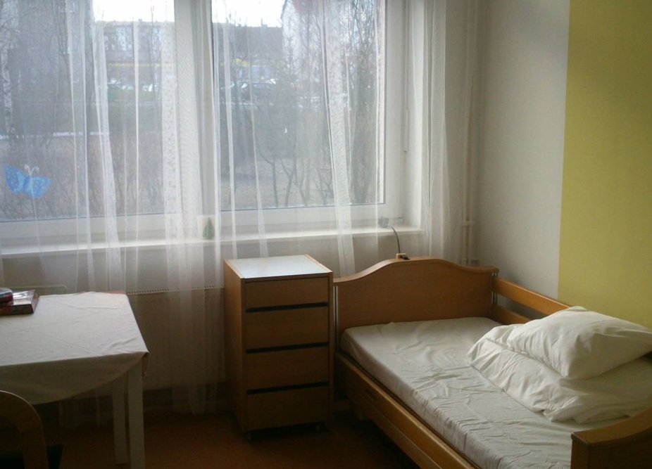 Pokoje w Domu Opieki „Pod Skrzydłami” w Olsztynie są wyposażone w podstawowe meble i sprzęty