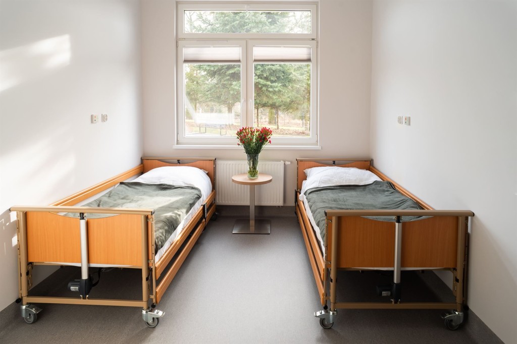 Pokoje w Domu Seniora Cichy Zakątek w Strzelczynie są wyposażone w wygodne łóżka wielofunkcyjne