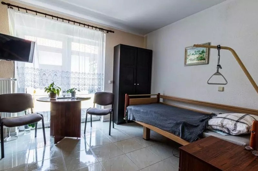 Dom Opieki ANNA w Łężeczkach dysponuje pokojami wyposażonymi w wielofunkcyjne łóżka i telewizory