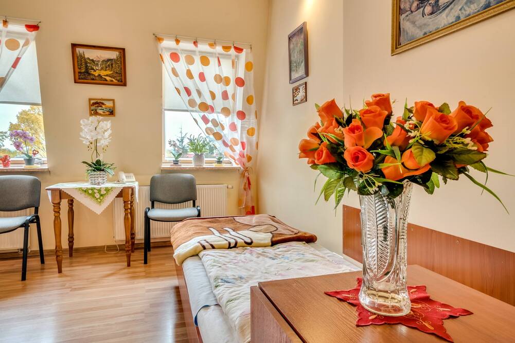 Pokoje w Domu Opieki Rodzinnej w Pierzchnicy są jasne, przytulne i standardowo wyposażone