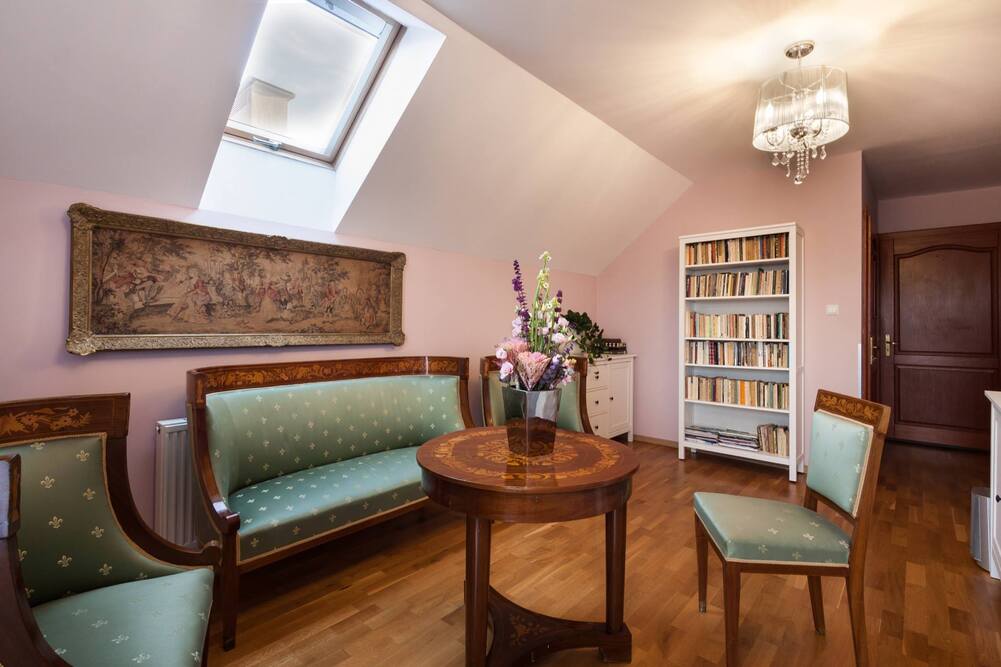 Wspólny salon z biblioteczką w Domu Seniora „Na Wzgórzu" w Głogoczowie