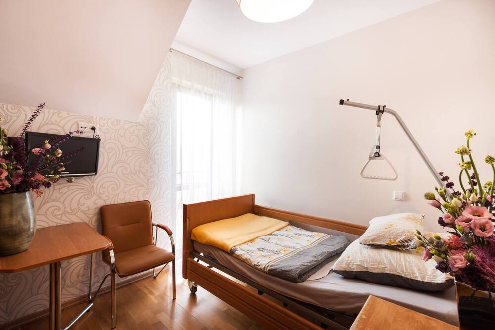 Pokoje w Domu Seniora „Na Wzgórzu" w Głogoczowie są wyposażone w łóżka wielofunkcyjne i telewizory