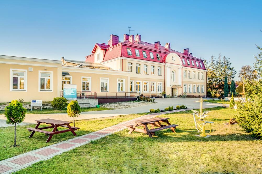 Przed Domem Opieki Rodzinnej w Pierzchnicy znajduje się sporych rozmiarów ogród 