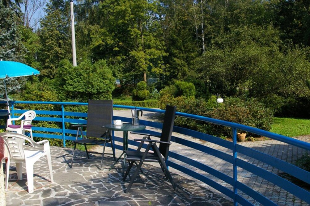 Dom Seniora Jesień Życia w Ustroniu dysponuje ogrodek, w którym seniorzy chętnie spędzają czas wiosną i latem