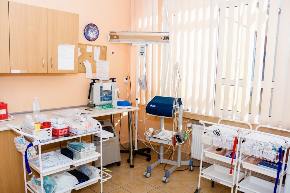 Na terenie Zakładu Opieki Długoterminowej GRYF-MED w Bydgoszczy znajduje się świetnie wyposażony gabinet zabiegowy