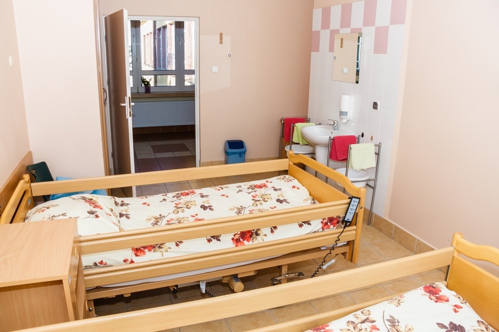 Zakład Opieki Długoterminowej GRYF-MED w Bydgoszczy dysponuje pokojami wyposażonymi w niezbędne udogodnienia
