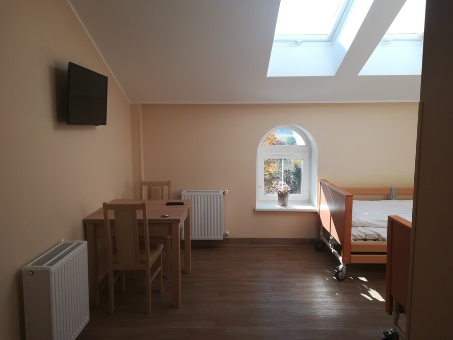 Centrum Opieki Seniora Geramus w Grodkowie dysponuje przestronnymi i komfortowo urządzenymi pokojami