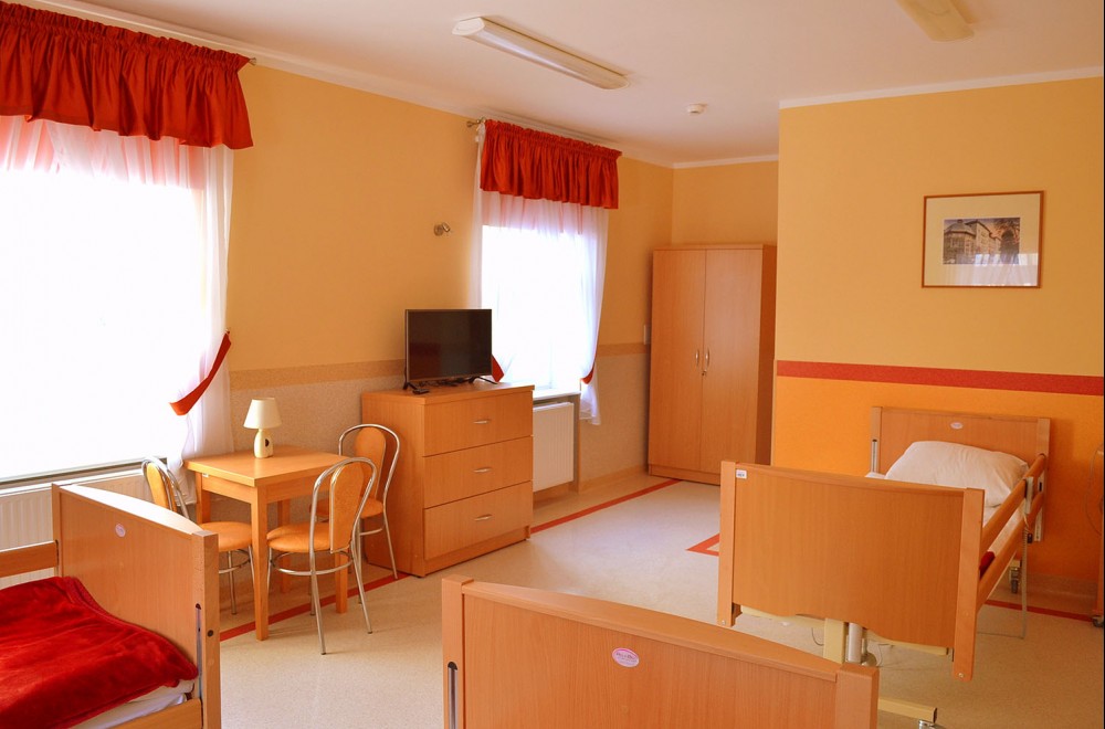 Dolnośląski Ośrodek Opieki Międzypokoleniowej „Biały Orzeł” w Sokołowsku dysponuje komfortowo wyposażonymi pokojami