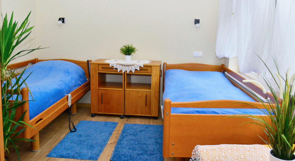 Pokoje w Domu Seniora w Kobylnikach wyposażone są w instalację przywoławczą