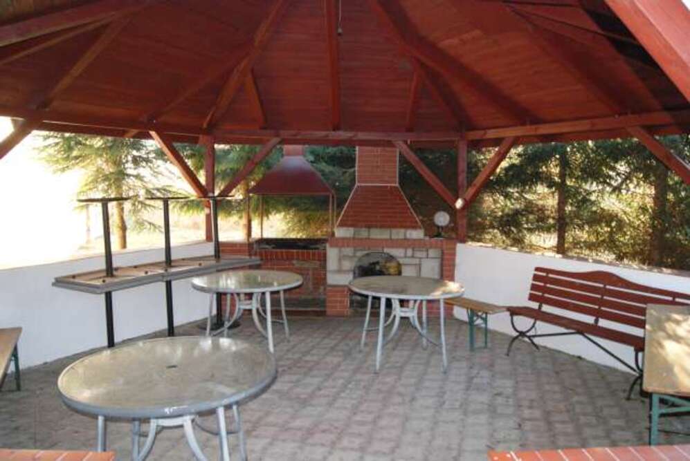 W ogrodzie, przed Domem Pogodnego Seniora REMI w Bogaczewie znajduje się altana z miejscem do grillowania