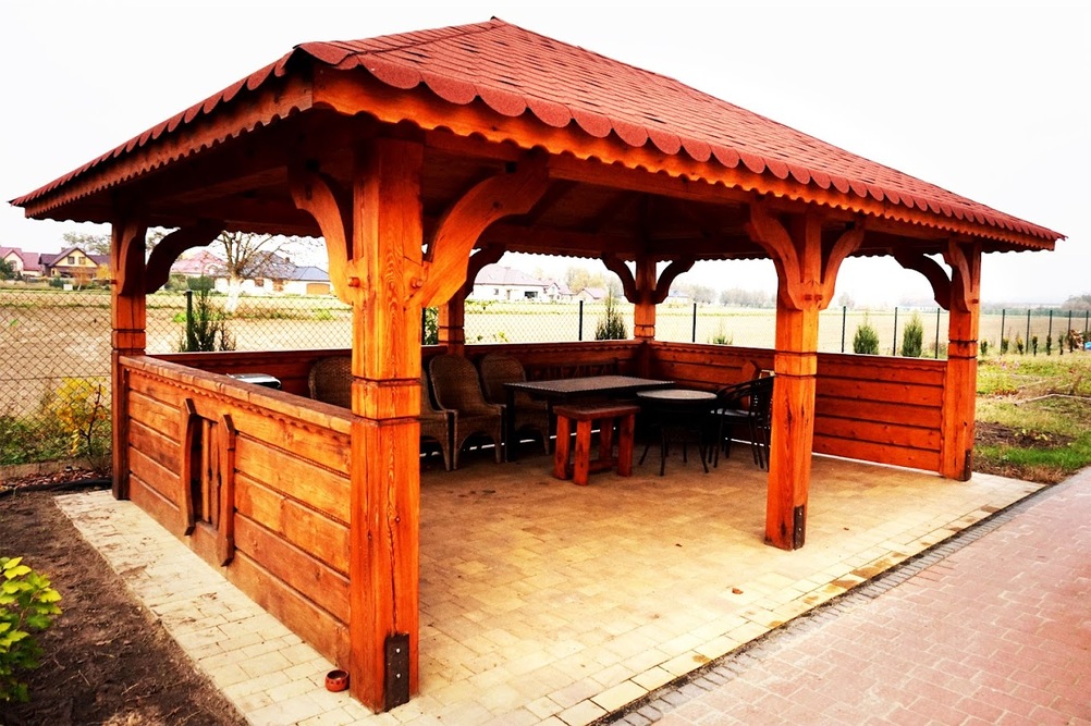 Przed Domem Seniora Tęczowa Dolina w Starym Mieście znajduje się ogród z drewnianą altaną