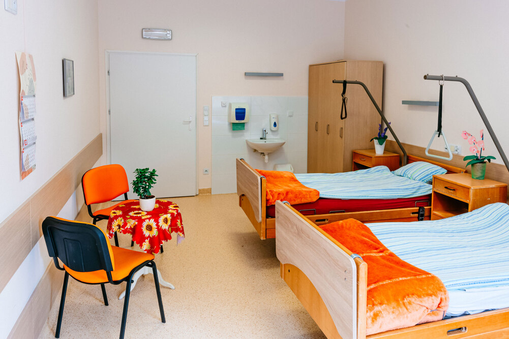 Pokoje w Domu Opieki Senior w Mórkowie są jasne i przytulne