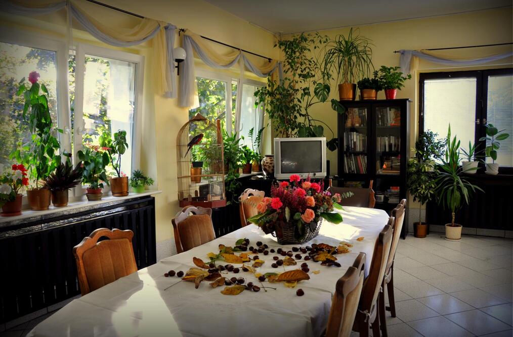 Dom Opieki POD ORZECHEM w Czapurach dysponuje przestrzenią wspólną dla mieszkańcow - na zdjęciu pokój dzienny pełniący też funkcję jadalni