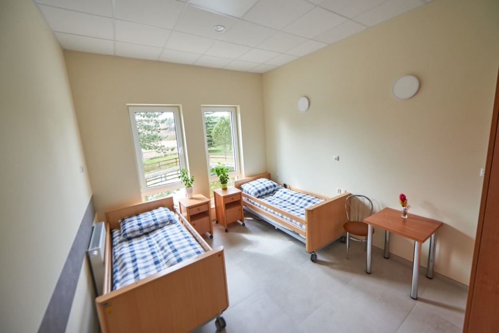 Pokoje mieszkalne w Domu Spokojnej Starości w Skępem są przytulne i standardowo wyposażone