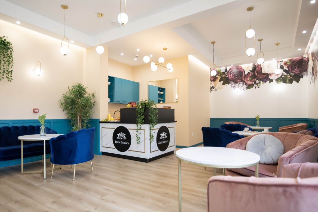 W Dworze Seniora w Chrząstówce znajduje się kameralna kawiarnia