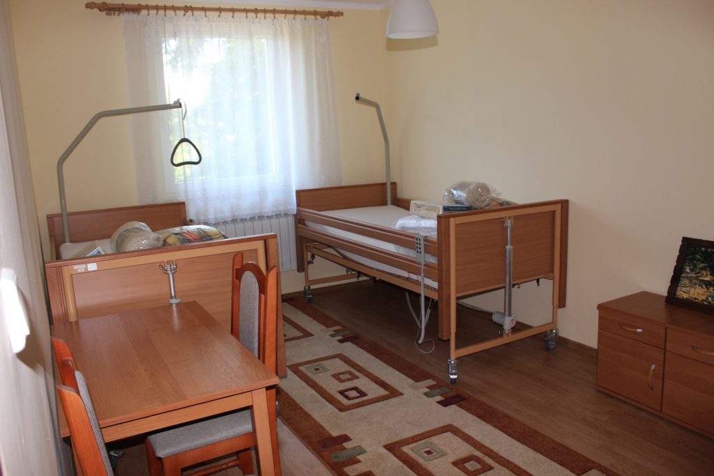 Jeden z pokoi 2-osobowych w Ośrodku Opiekuńczo-Rehabilitacyjnym ELMED w Skoroszowie