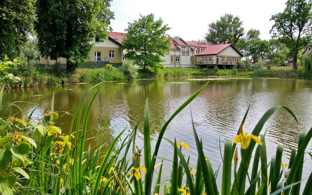Okolica Pałacu Batowo w Batowie sprzyja wypoczynkowi i rekreacji