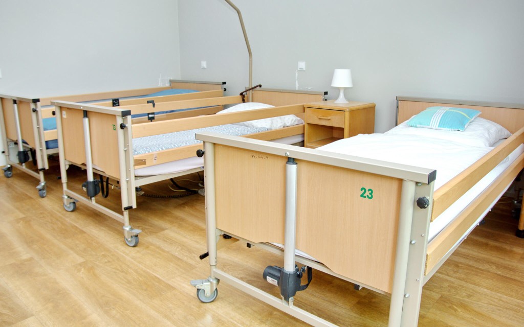 Pokoje w Pałacu Batowo w Batowie są wyposażone w łóżka wielofunkcyjne 