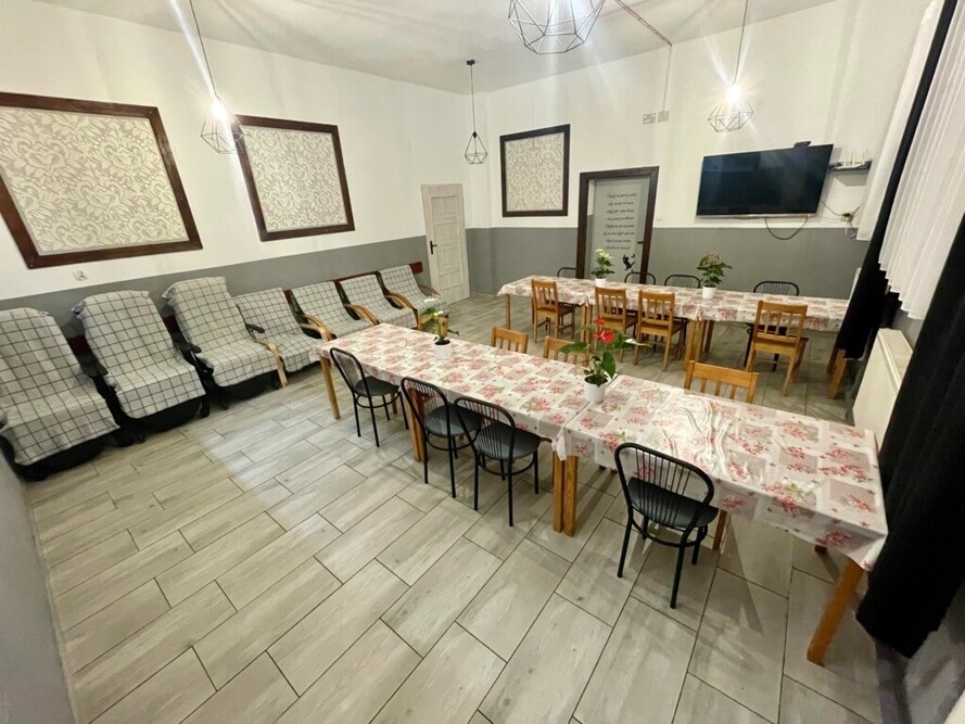 Dom Seniora SENIOVITA w Psarach to miejsce przyjazne seniorom - na zdjęciu współny salon. w którym mieszkańcy spędzają czas na ulubionych aktywnościach