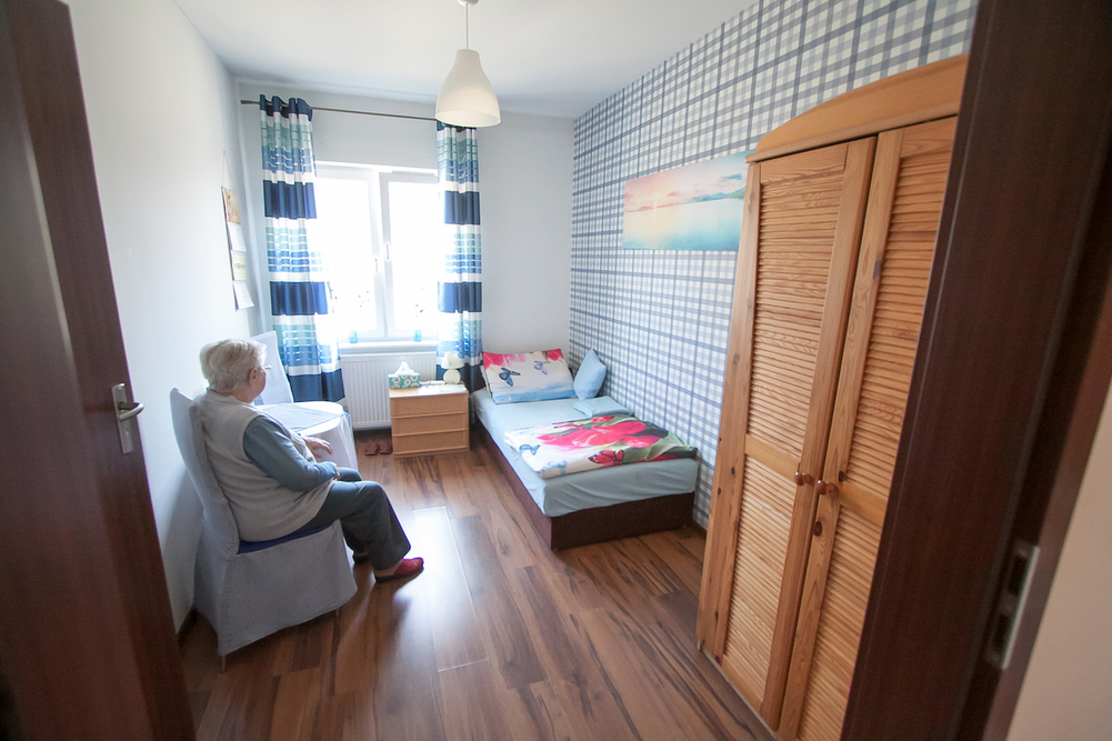 Pokoje w Domu Opieki Społecznej ALPINIA w Osiecznej są jasne, przytulne i standardowo wyposażone