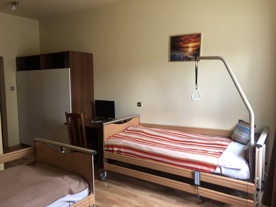 Pokoje w Centrum Opieki Długoterminowej w KIelcach są wyposazone w instalację przywoławczą