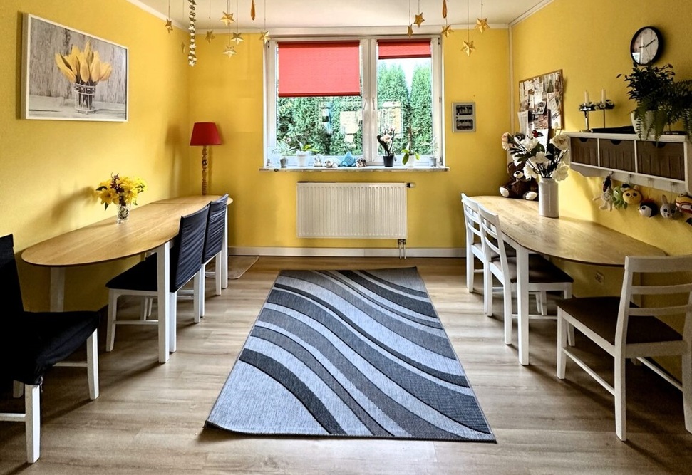 Dom Opieki Daisy w Bielsku-Białej dysponuje przytulnymi przestrzeniami, w których seniorzy mogą spędzać czas wspólnie 