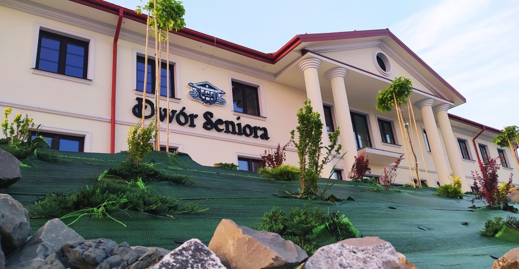 Dwór Seniora w Chrząstówce