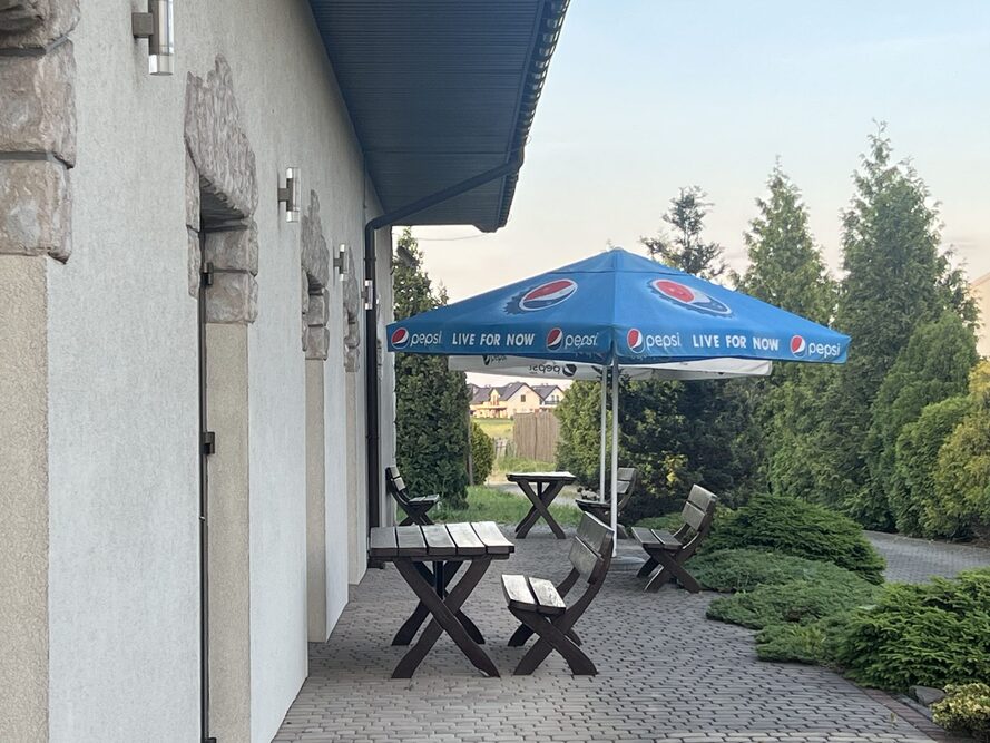 Ogród przed Prywatnym Domem Opieki i Rehabilitacji WILLA KRAKÓW pozostaje do dyspozycji pacjentów