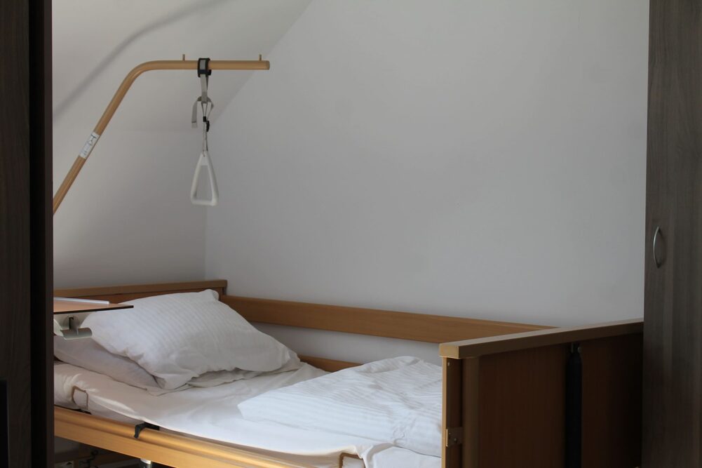 Prywatny Dom Opieki i Rehabilitacji WILLA KRAKÓW dysponuje pokojami 1-, 2 i 3-osobowymi