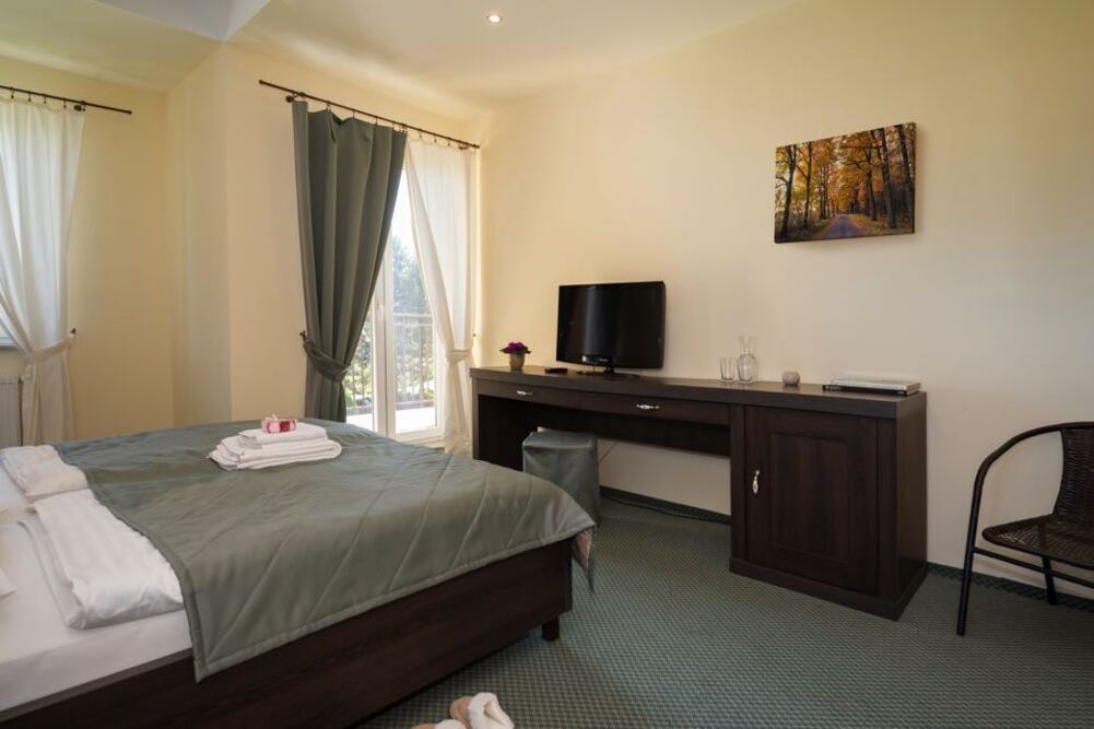 Pokoje w Placówce Całodobowej Opieki Dla Osób Starszych „Cudowny Poranek” w Zebrzydowicach są wyposażone w telewizory